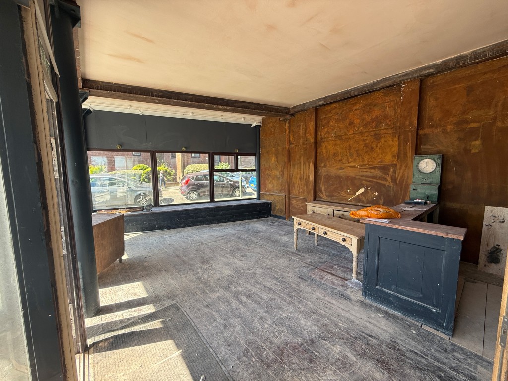 Lot: 78 - GROUND FLOOR AND BASEMENT PREMISES WITH SEA VIEWS - Open plan floor area with glass frontage and wooden floor